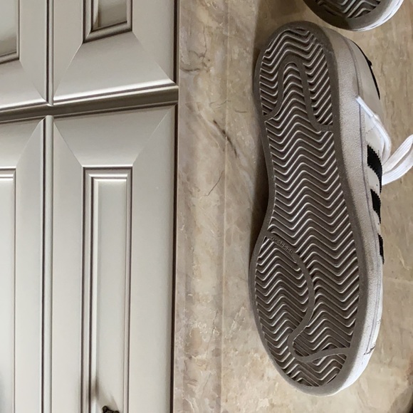 Adidas superstar sneakers size 6 - Picture 2 of 4